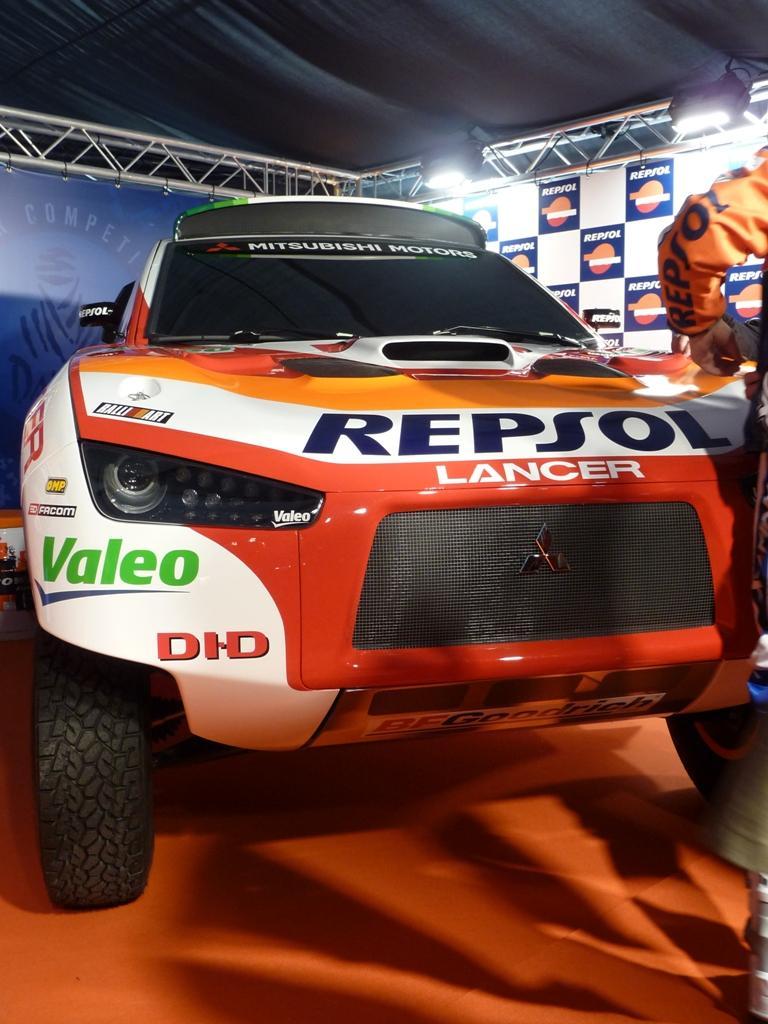 ชื่อ:  presentacion-equipo-repsol-dakar-2009-coche.jpg
ครั้ง: 958
ขนาด:  112.9 กิโลไบต์