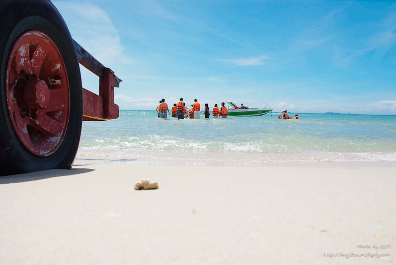 ชื่อ:  2011_0904Tray-geaw-beach0038.jpg
ครั้ง: 308
ขนาด:  114.5 กิโลไบต์