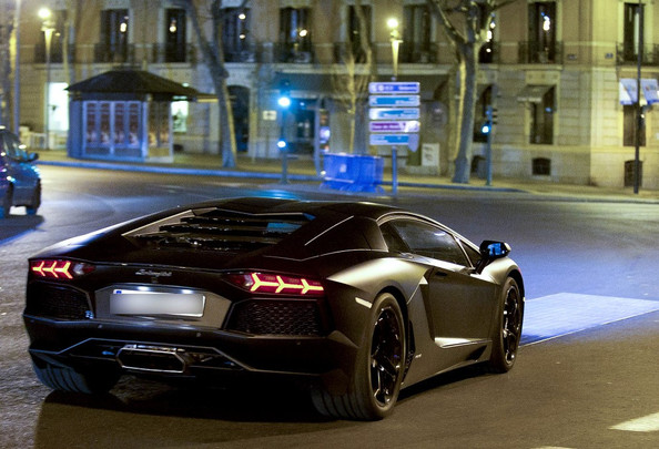 ชื่อ:  Cristiano-Ronaldo-Lamborghini-Aventador-LP700-4-2.jpg
ครั้ง: 2325
ขนาด:  89.0 กิโลไบต์