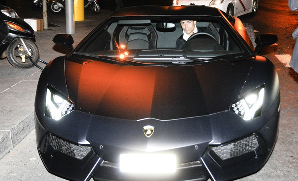 ชื่อ:  Cristiano-Ronaldo-Lamborghini-Aventador-LP700-4-1.jpg
ครั้ง: 2873
ขนาด:  75.3 กิโลไบต์