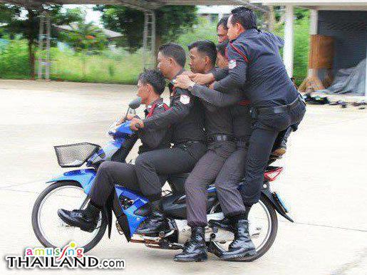 ชื่อ:  policehurry.jpg
ครั้ง: 519
ขนาด:  44.8 กิโลไบต์