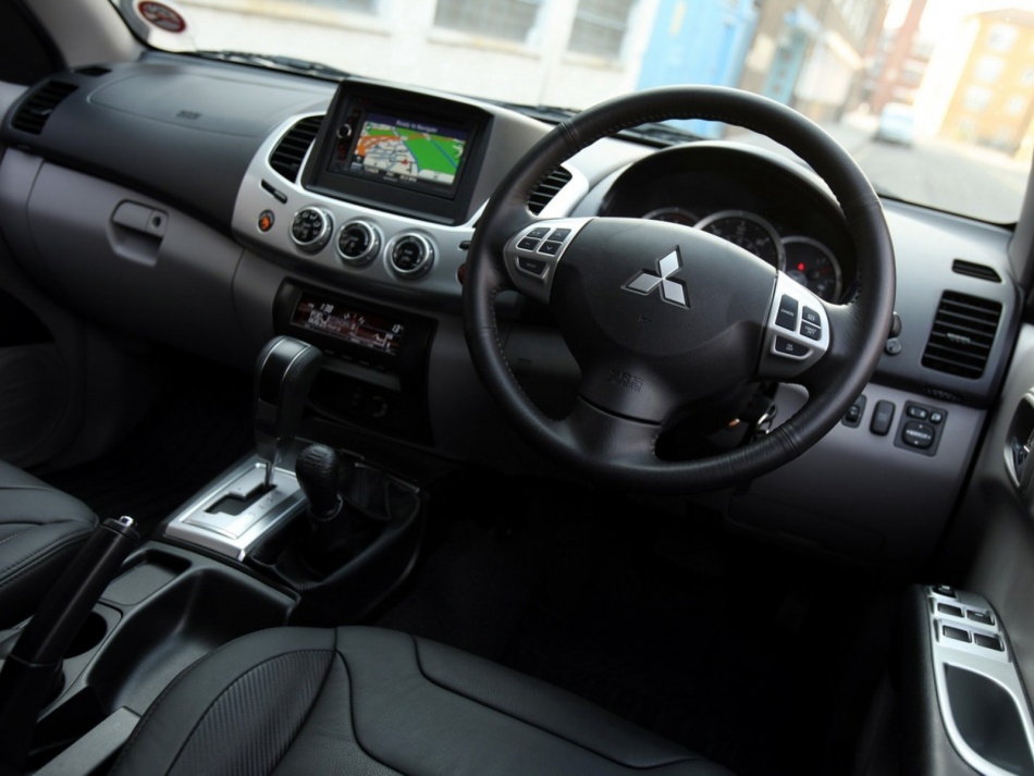 ชื่อ:  2012-Mitsubishi-L200-Barbarian-Black-Interior-10.jpg
ครั้ง: 1601
ขนาด:  153.9 กิโลไบต์